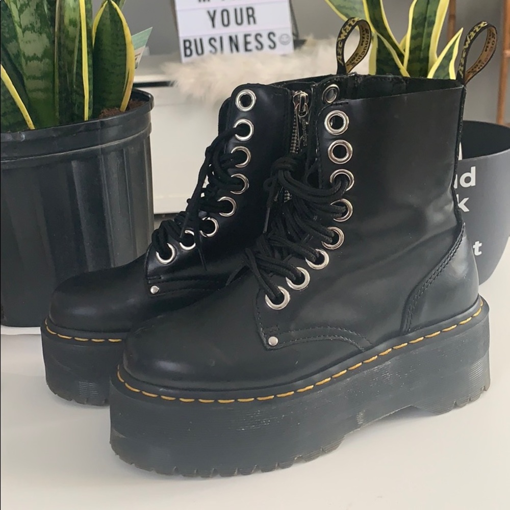 Black stylish platform Doc Marten boots !